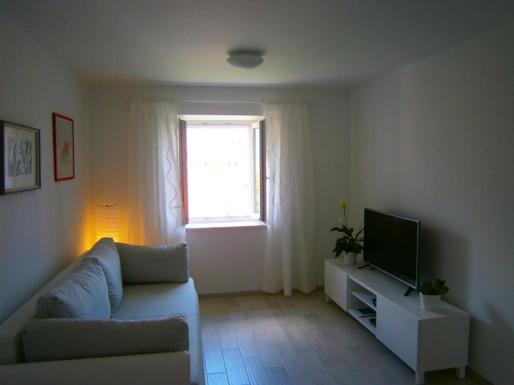 Televízia a/alebo spoločenská miestnosť v ubytovaní Apartments An Ni