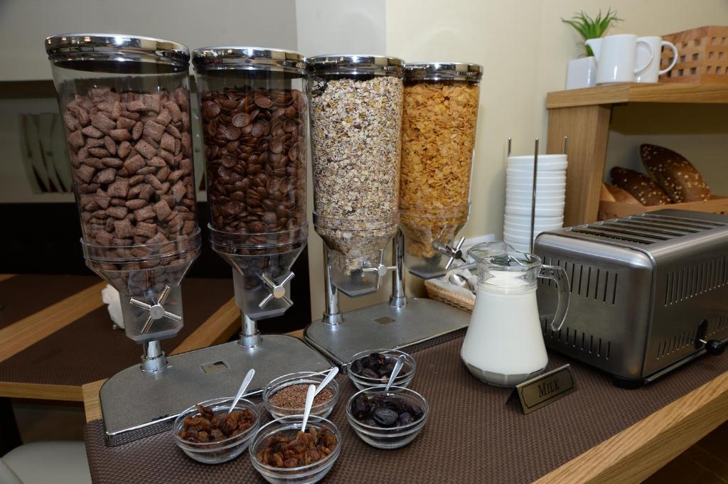 Příslušenství pro přípravu čaje a kávy v ubytování Alexandar Square Boutique Hotel