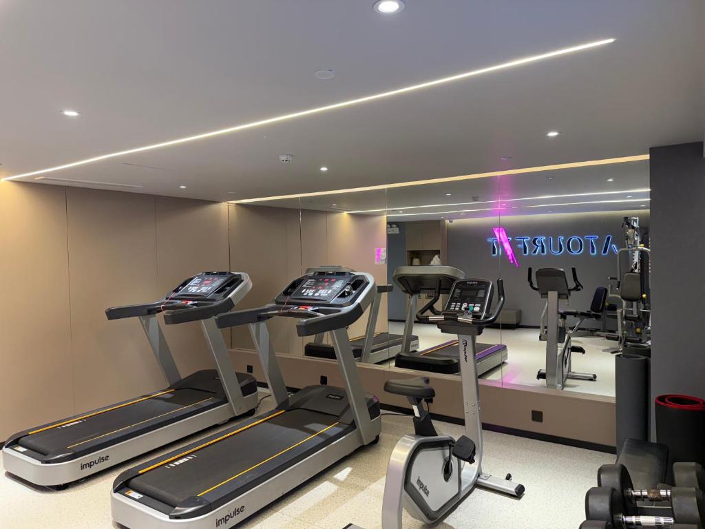 Fitness centrum a/nebo fitness zařízení v ubytování Atour Hotel Qingdao May Fourth Square Yunxiao Road