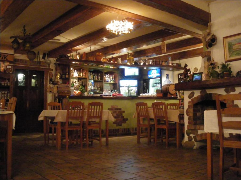 Reštaurácia alebo iné gastronomické zariadenie v ubytovaní Gościniec Gryszczeniówka & SPA