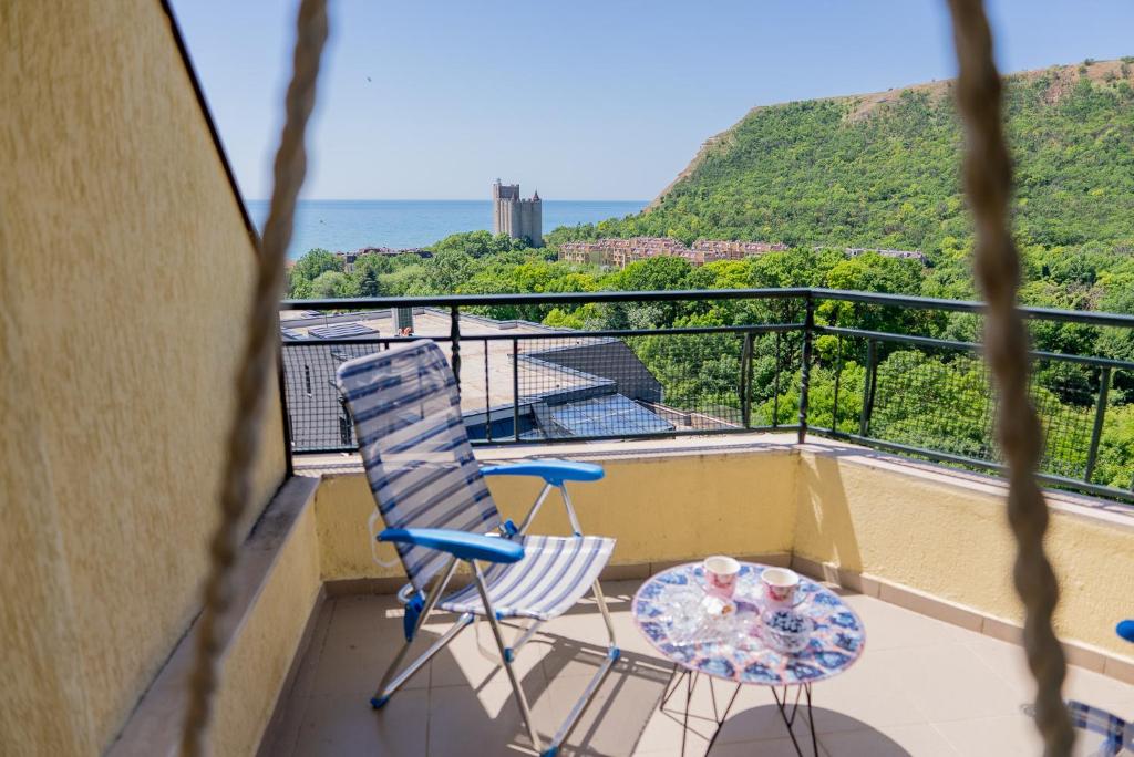 un balcón con una silla y una mesa en Ваканционен апартамент Делфин 14 Holiday Apartment Dolphin 14, en Kavarna
