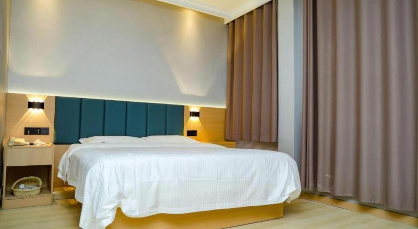 Postel nebo postele na pokoji v ubytování GreenTree Inn Jiangsu Suqian Yiwu Business Center Fukang Avenue Express Hotel