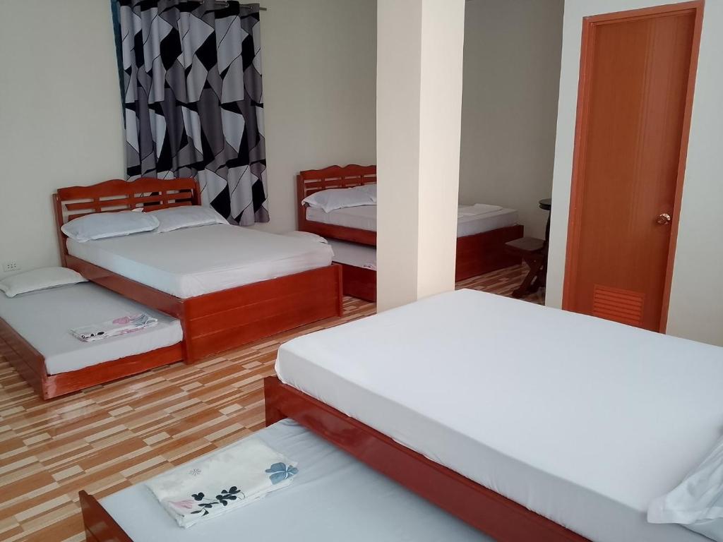 Postel nebo postele na pokoji v ubytování July's Haven Seaside Pension Camiguin