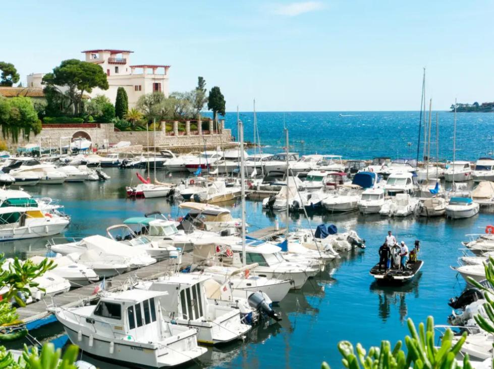 Un tas de bateaux sont amarrés dans un port de plaisance dans l'établissement Duplex 1 min de la plage, à Beaulieu-sur-Mer