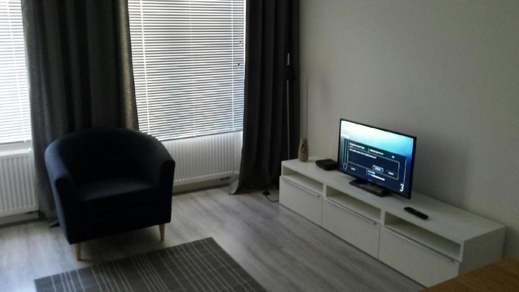 Televízia a/alebo spoločenská miestnosť v ubytovaní Modern Apartment Kosińskiego