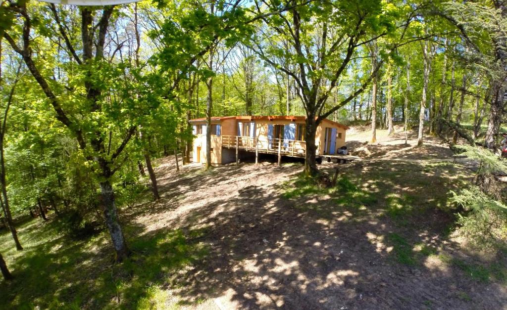 une vue aérienne d'une maison dans les bois dans l'établissement Le Chalet des Perrieres, à Saint-Raphaël