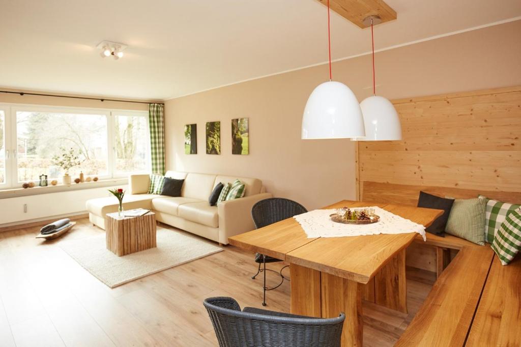 - un salon avec une table et un canapé dans l'établissement Ferienwohnung Sperling, à Oberstdorf