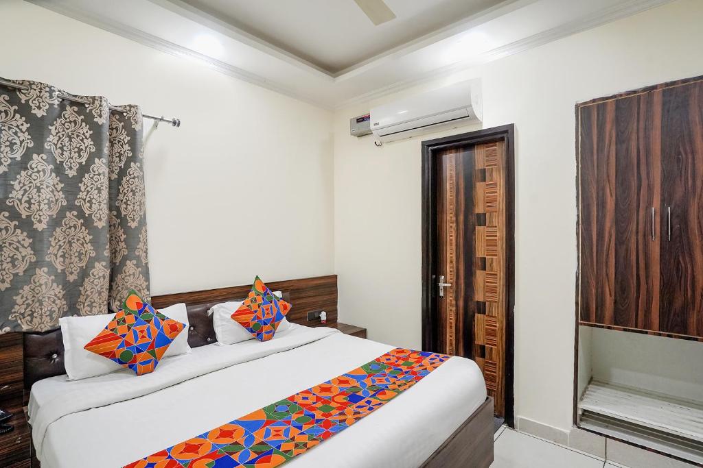 Postel nebo postele na pokoji v ubytování FabHotel 17 Suites in Sector 70