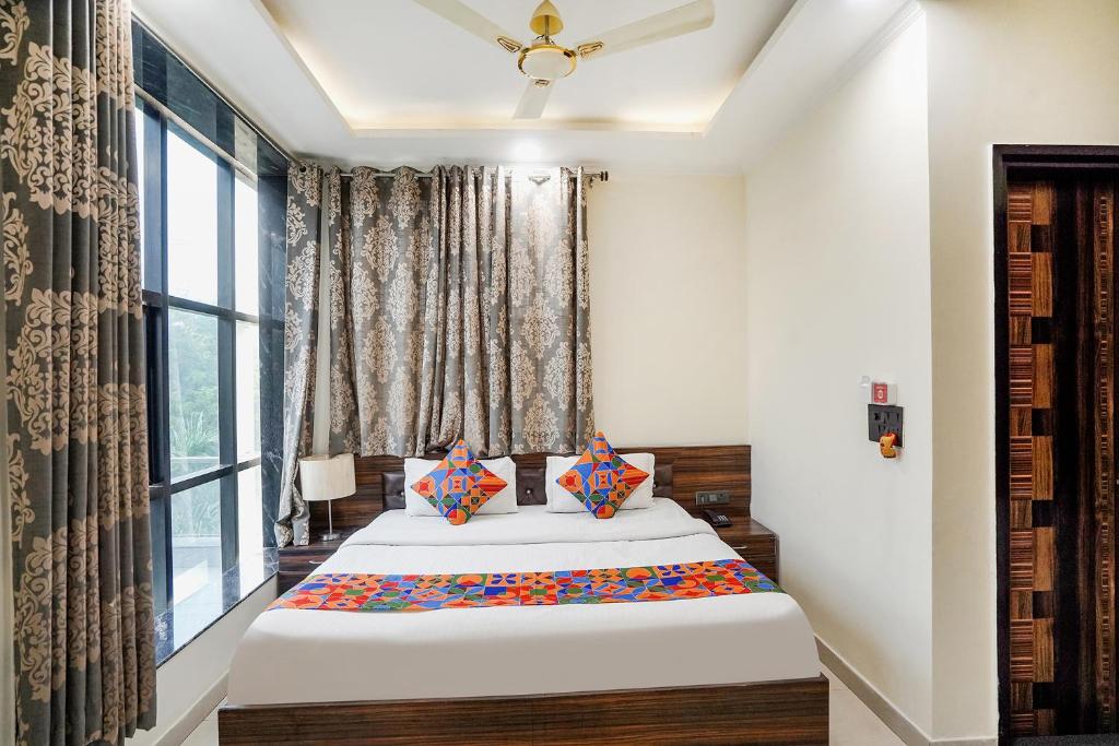 Postel nebo postele na pokoji v ubytování FabHotel 17 Suites in Sector 70