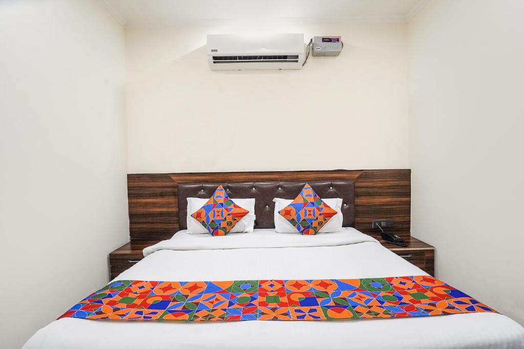 Postel nebo postele na pokoji v ubytování FabHotel 17 Suites in Sector 70