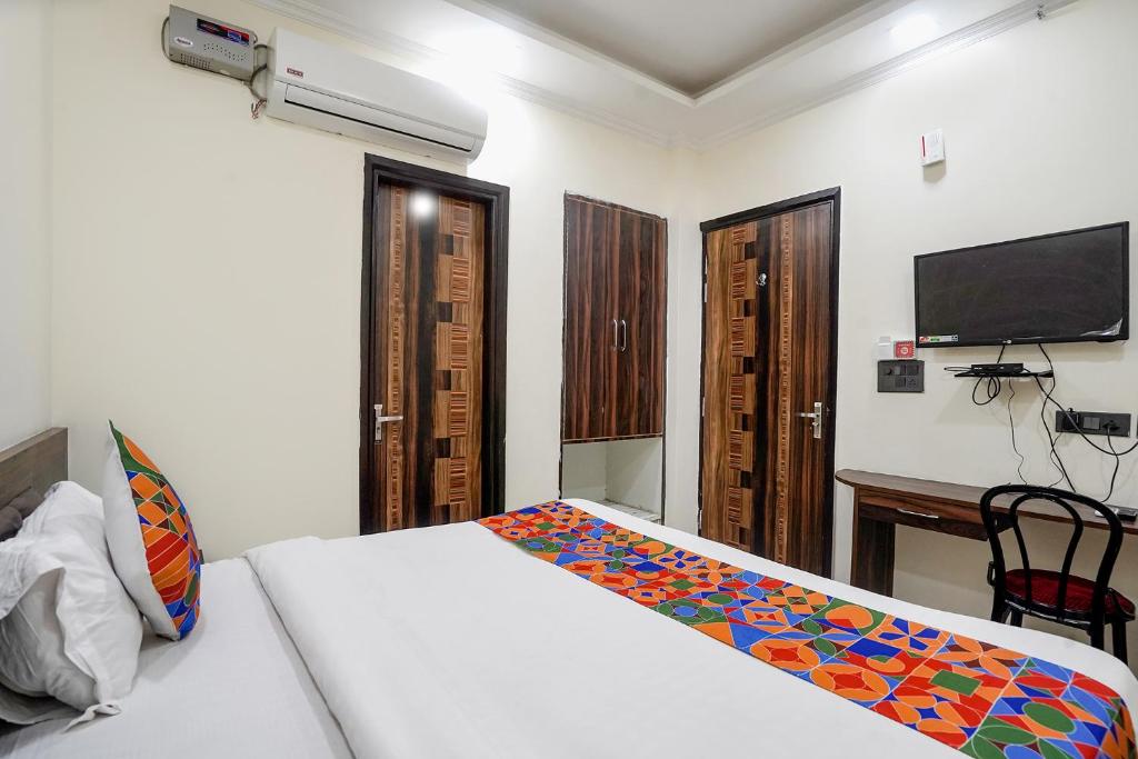TV a/nebo společenská místnost v ubytování FabHotel 17 Suites in Sector 70