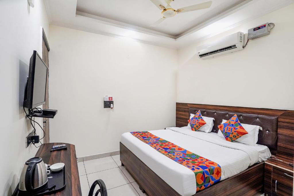 Postel nebo postele na pokoji v ubytování FabHotel 17 Suites in Sector 70