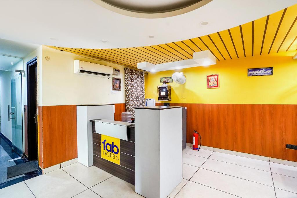 Kuchyň nebo kuchyňský kout v ubytování FabHotel 17 Suites in Sector 70