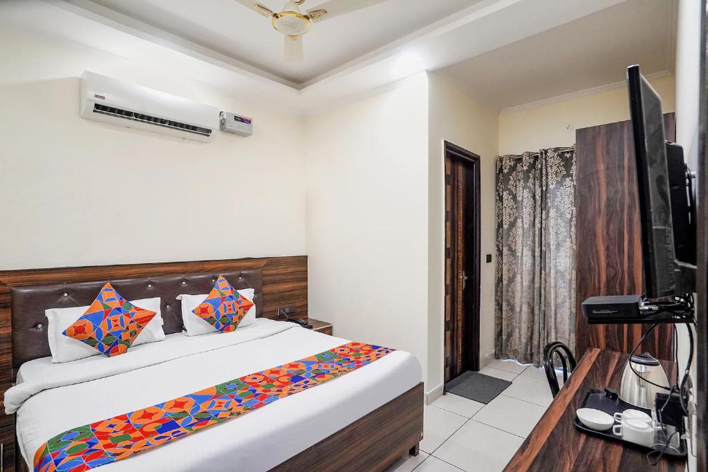Postel nebo postele na pokoji v ubytování FabHotel 17 Suites in Sector 70