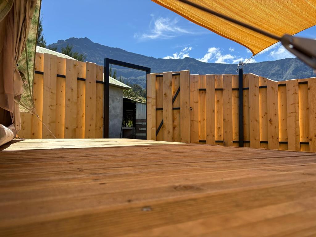 Nespecifikovaný výhled na hory nebo výhled na hory při pohledu z luxury tent
