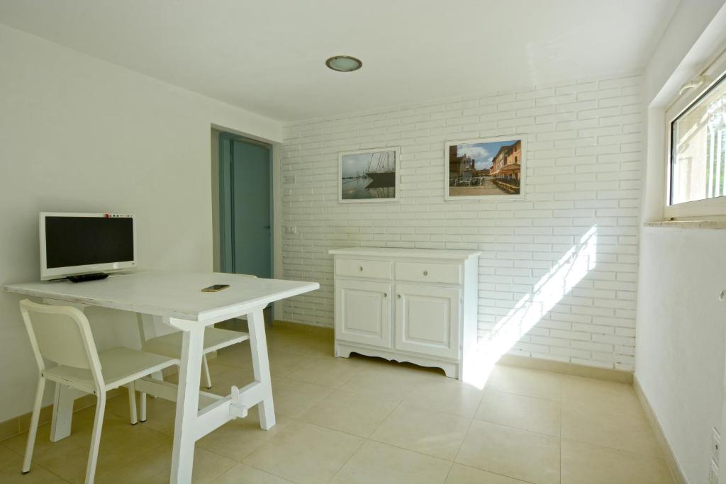 una scrivania bianca con un computer in una stanza di Casa Mite a Pietrasanta