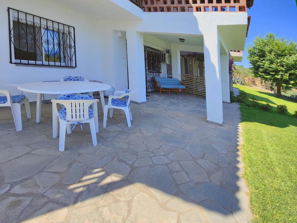 Patio nebo venkovní prostory v ubytování Paradiso Apartments with sea view