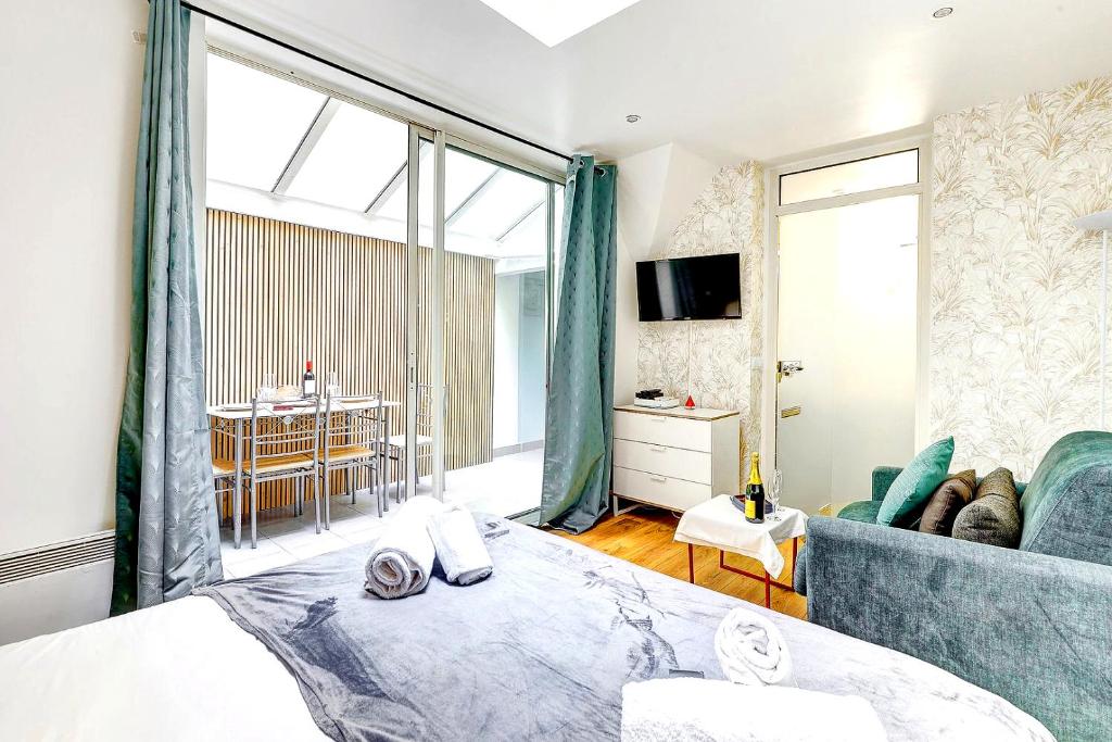 Posteľ alebo postele v izbe v ubytovaní 244 Suite Saint Dominique - Superb apartment