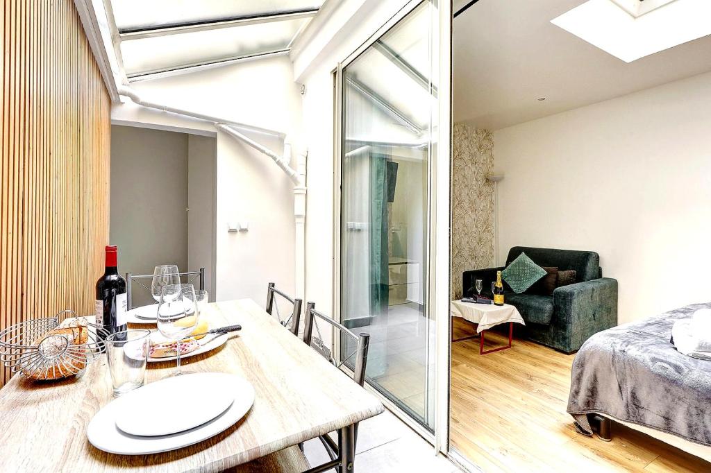 Posteľ alebo postele v izbe v ubytovaní 244 Suite Saint Dominique - Superb apartment