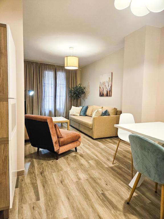 una sala de estar con un sofá y una mesa en San Blas Place, en Zaragoza