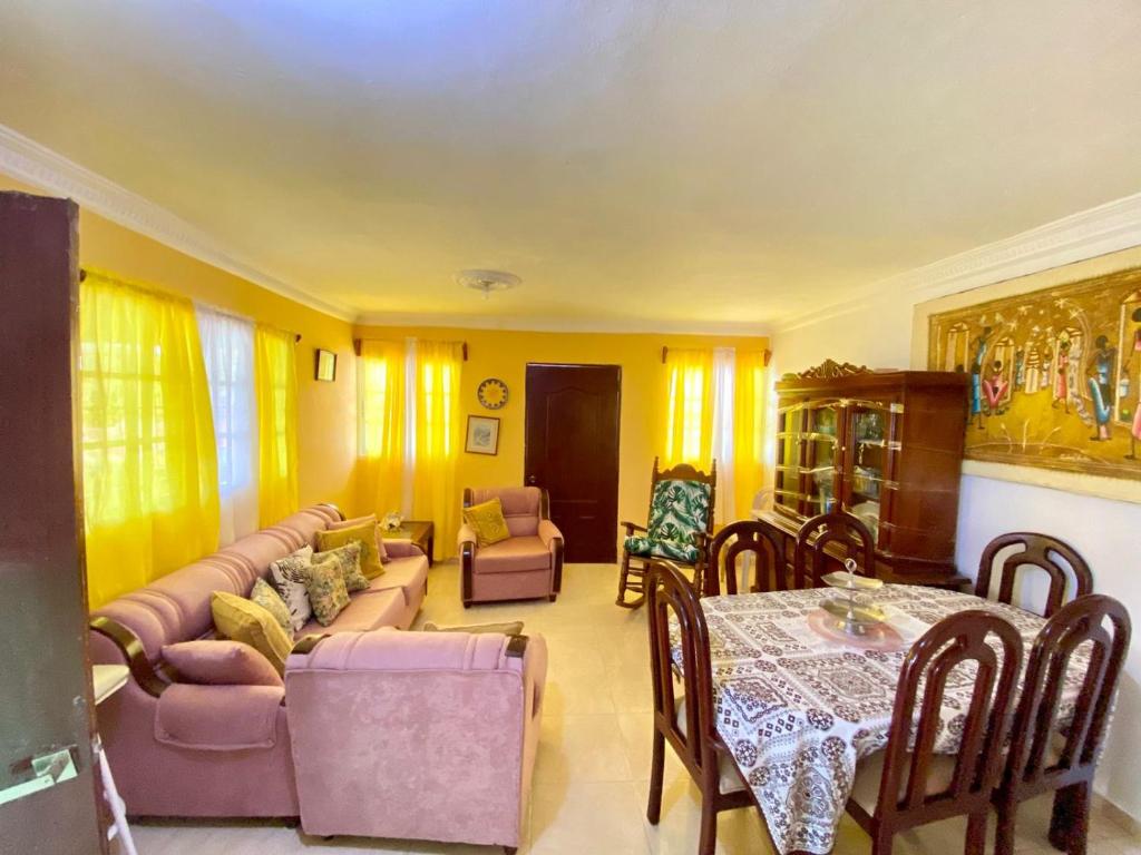 Et opholdsområde på Hospedaje Villa Valencia en Los Patos