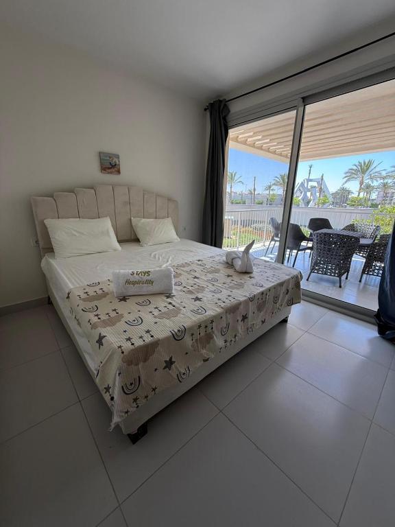 a bedroom with a bed with a view of the ocean at إقامة فندقية بخصوصية كاملة في مراسي in El Alamein