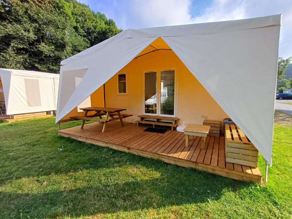 een tent met een picknicktafel op een terras bij Coco Sweet with sanitary in La-Roche-en-Ardenne