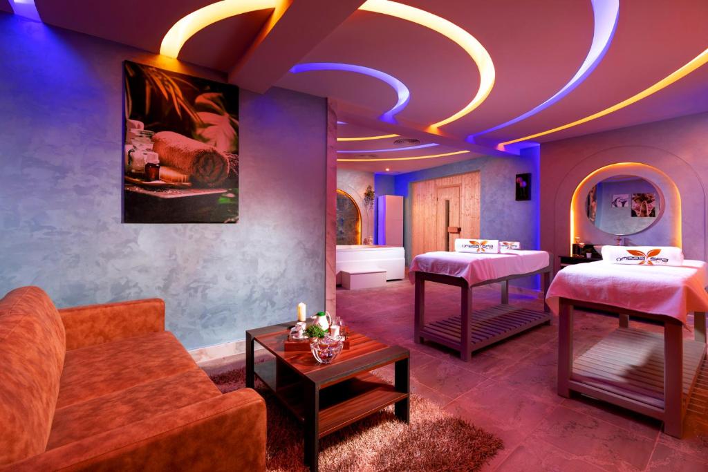 Postel nebo postele na pokoji v ubytování Pickalbatros Royal Grand Sharm - Adults Friendly 16 Years Plus