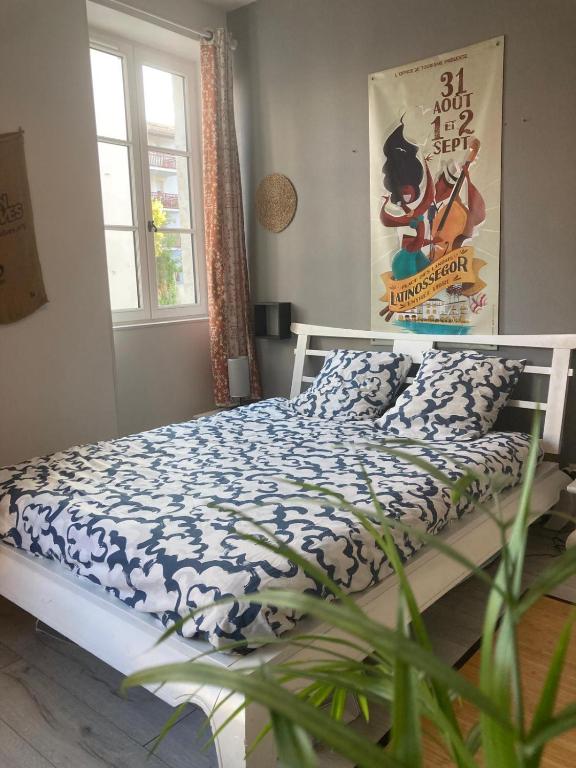 une chambre avec un lit avec une couette bleue et blanche dans l'établissement Bel appartement pour 2 personnes, avec vue sur l'Adour, à Bayonne