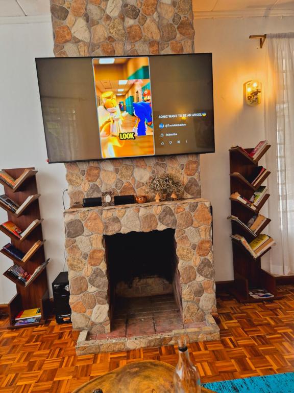 TV a/nebo společenská místnost v ubytování Teresita Home JKIA