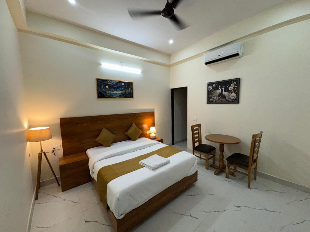 Postel nebo postele na pokoji v ubytování The Virtus Hotel Couple Friendly and Corporate Friendly Greater Noida