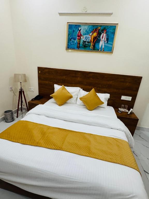 Postel nebo postele na pokoji v ubytování The Virtus Hotel Couple Friendly and Corporate Friendly Greater Noida