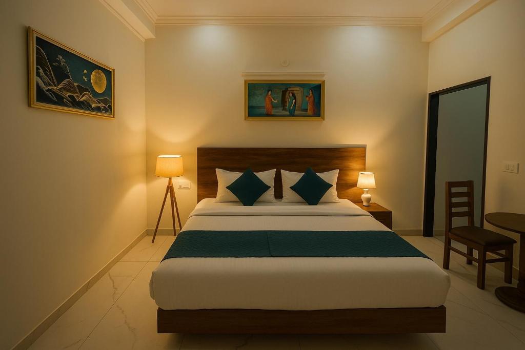 Postel nebo postele na pokoji v ubytování The Virtus Hotel Couple Friendly and Corporate Friendly Greater Noida