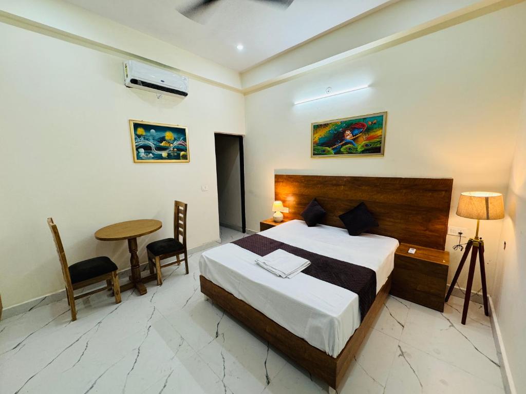 Postel nebo postele na pokoji v ubytování The Virtus Hotel Couple Friendly and Corporate Friendly Greater Noida