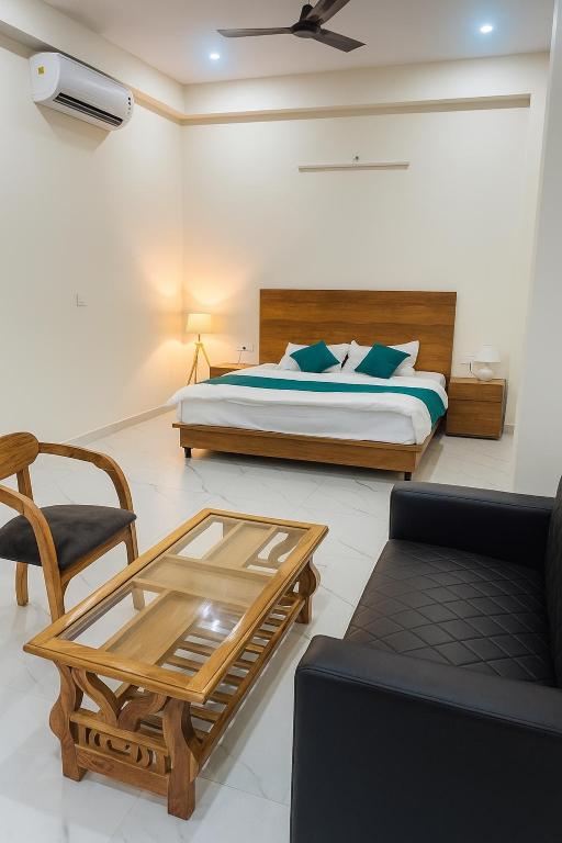 Postel nebo postele na pokoji v ubytování The Virtus Hotel Couple Friendly and Corporate Friendly Greater Noida