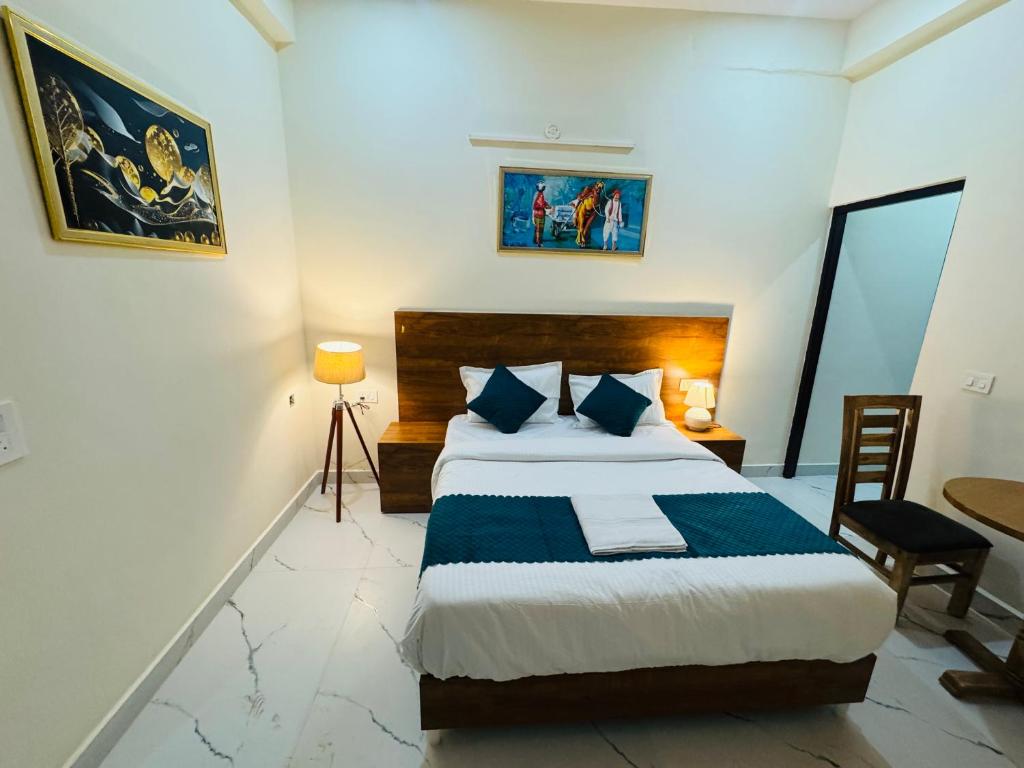 Postel nebo postele na pokoji v ubytování The Virtus Hotel Couple Friendly and Corporate Friendly Greater Noida