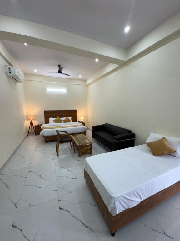 Postel nebo postele na pokoji v ubytování The Virtus Hotel Couple Friendly and Corporate Friendly Greater Noida