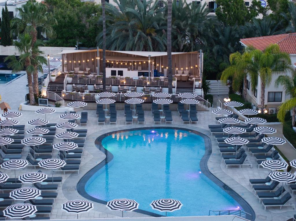 Bazén v ubytování King Jason Paphos - Designed for Adults by Louis Hotels nebo v jeho okolí