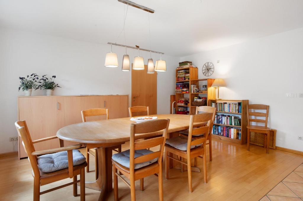 Knihovna v apartmánu