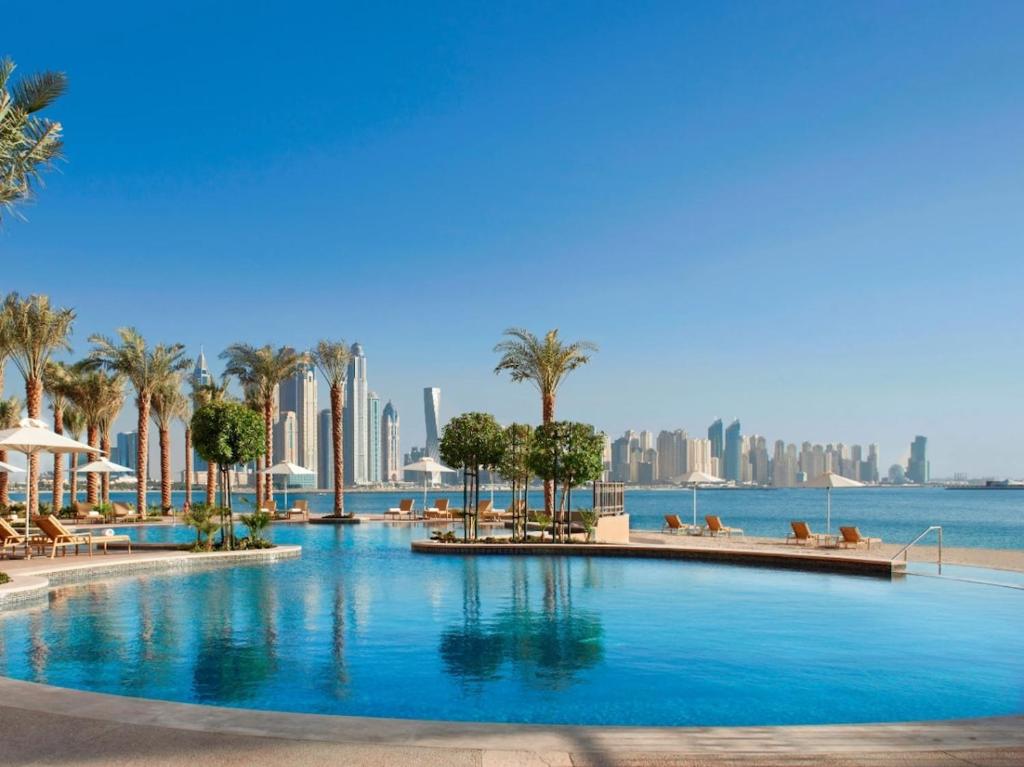 una gran piscina con vistas a la ciudad en DAYF-FMT Fairmont Palm with Pool and Beach Access, en Dubái