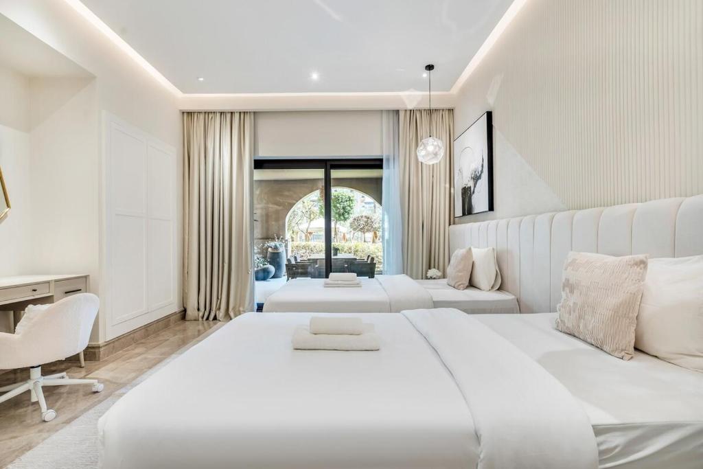 Cama o camas de una habitación en DAYF-FMT Fairmont Palm with Pool and Beach Access