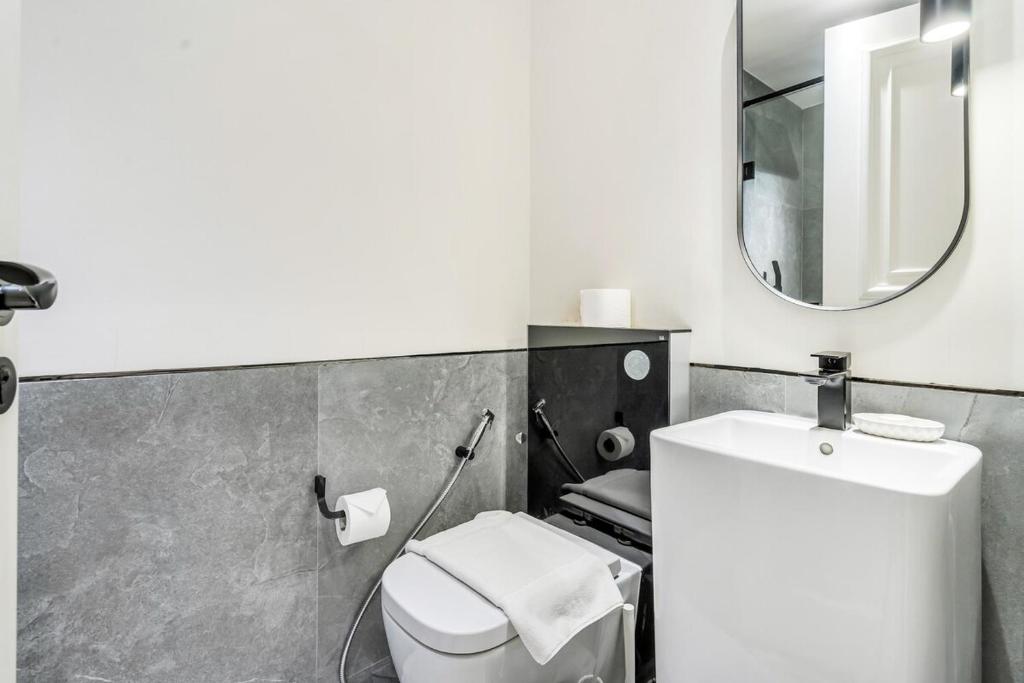 Un baño de DAYF-FMT Fairmont Palm with Pool and Beach Access