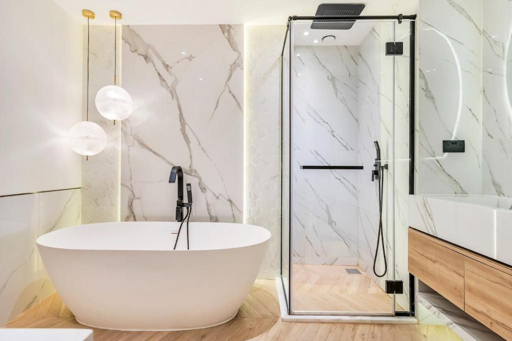 Un baño de DAYF-FMT Fairmont Palm with Pool and Beach Access