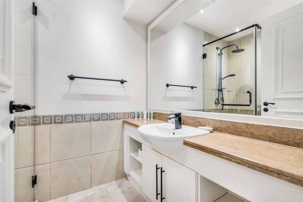 Un baño de DAYF-FMT Fairmont Palm with Pool and Beach Access