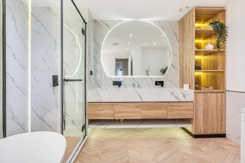 Un baño de DAYF-FMT Fairmont Palm with Pool and Beach Access