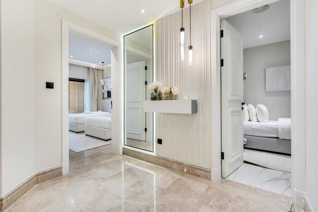 Cama o camas de una habitación en DAYF-FMT Fairmont Palm with Pool and Beach Access