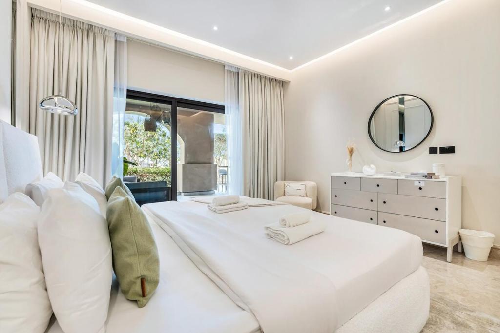 Cama o camas de una habitación en DAYF-FMT Fairmont Palm with Pool and Beach Access