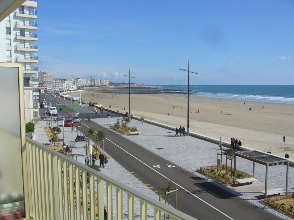 - un balcon offrant une vue sur la plage dans l'établissement Studio spacieux face à la mer, proche commerces, tout équipé - FR-1-197-265, à Les Sables-dʼOlonne
