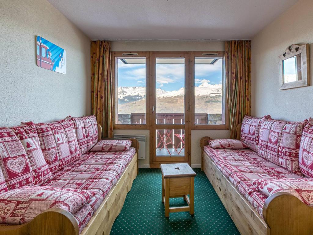une chambre d'hôtel avec deux lits et une fenêtre dans l'établissement Appart cosy pour 5 pers avec balcon proche pistes et commerces - FR-1-353-68, à La Plagne