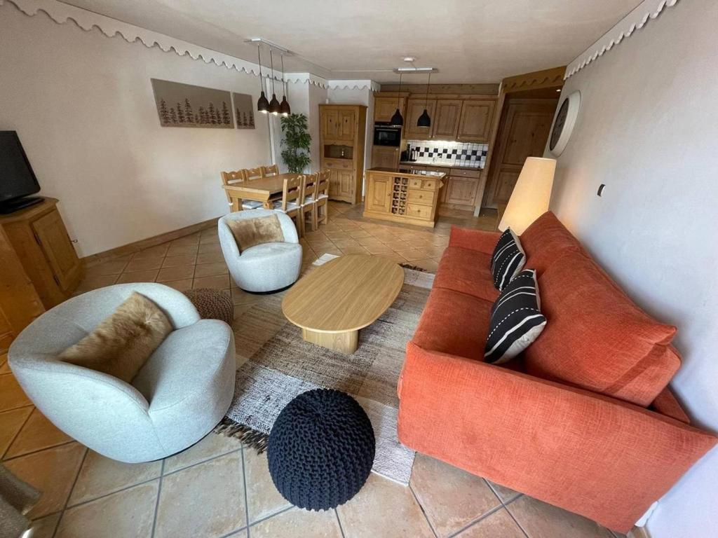 un salon avec deux canapés et une table dans l'établissement Appartement 6 pers avec piscine, spa et parking - Pied de pistes - FR-1-461-5, à Saint-Martin-de-Belleville